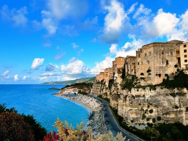 Tropea, İtalya 'nın büyüleyici turkuaz sularını, engebeli uçurumlarını ve büyüleyici bir kasaba olan Akdeniz cennetini gösteren bir fotoğrafta yakalanan büyüleyici sahil güzelliği.