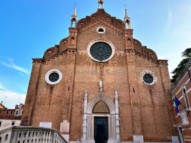 Venedik 'in büyüleyici su yollarının ve zamansız mimarisinin büyüleyici bir görüntüsü. Romantizm içinde yüzen bir şehirde gondolların kemerli köprülerin altında süzüldüğü rüya gibi bir sahne.