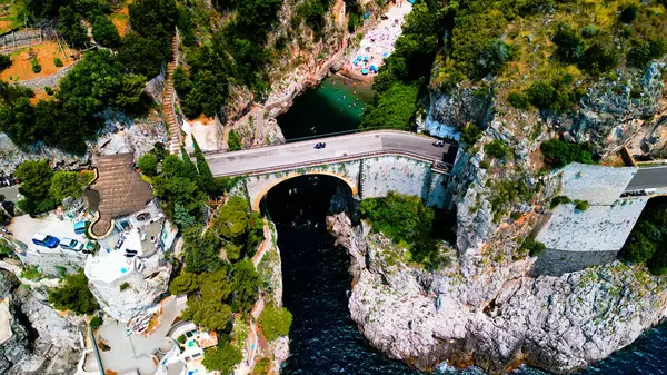 Furore bu fotoğrafta Furore 'un gizli güzelliğini ortaya çıkarıyor. Fiyort benzeri dramatik kıyı şeridi ve kayalıklara yapışan canlı evler bu İtalyan köyünün nefes kesici benzersizliğine bir bakış sunuyor.