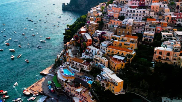 Spektakularny Obraz Przybrzeżnego Uroku Positano Kaskada Kolorowych Budynków Przeciwko Lazurowym — Zdjęcie stockowe