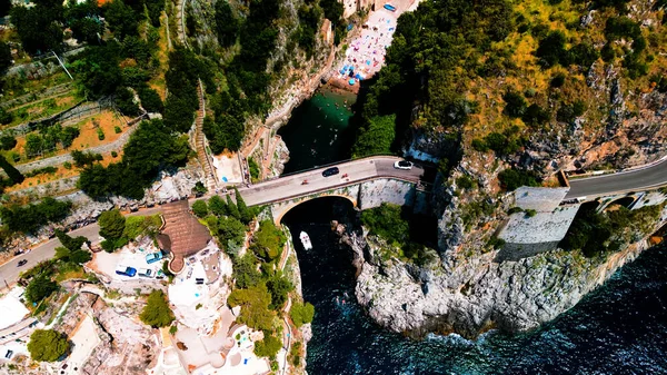 Furore bu fotoğrafta Furore 'un gizli güzelliğini ortaya çıkarıyor. Fiyort benzeri dramatik kıyı şeridi ve kayalıklara yapışan canlı evler bu İtalyan köyünün nefes kesici benzersizliğine bir bakış sunuyor.