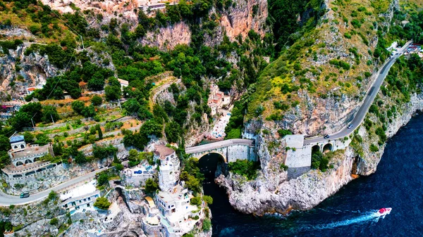 Furore bu fotoğrafta Furore 'un gizli güzelliğini ortaya çıkarıyor. Fiyort benzeri dramatik kıyı şeridi ve kayalıklara yapışan canlı evler bu İtalyan köyünün nefes kesici benzersizliğine bir bakış sunuyor.