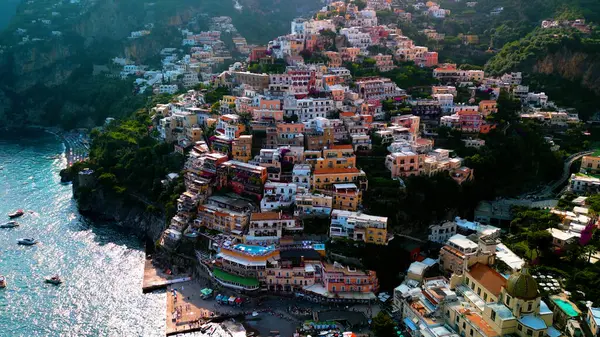Spectaculaire Momentopname Van Positano Kustallure Een Waterval Van Kleurrijke Gebouwen — Stockfoto