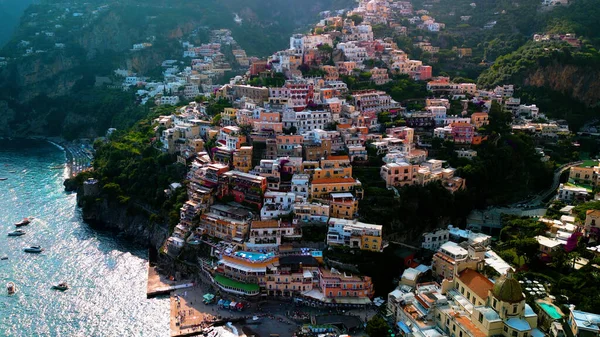 Spektakulär Ögonblicksbild Positanos Kustlockelse Kaskad Färgglada Byggnader Mot Azurblå Vatten — Stockfoto