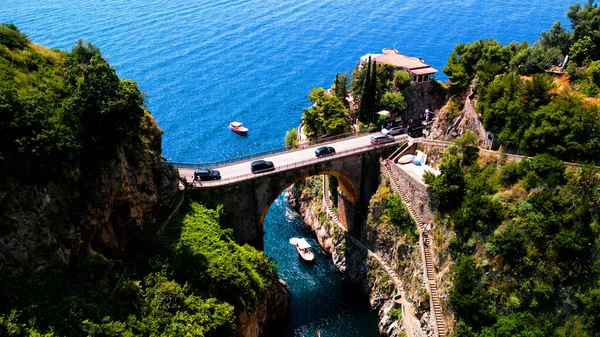 Furore bu fotoğrafta Furore 'un gizli güzelliğini ortaya çıkarıyor. Fiyort benzeri dramatik kıyı şeridi ve kayalıklara yapışan canlı evler bu İtalyan köyünün nefes kesici benzersizliğine bir bakış sunuyor.