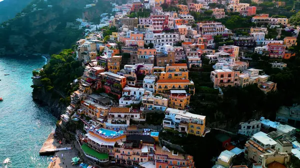 Spektakularny Obraz Przybrzeżnego Uroku Positano Kaskada Kolorowych Budynków Przeciwko Lazurowym — Zdjęcie stockowe