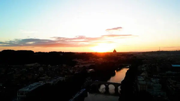 Roma 'nın zamansız ihtişamı tek bir fotoğrafta özetlendi. Antik kalıntılar, modern hayata karşı birleşerek tarihin, kültürün ve tarihin yer aldığı bir şehre bir göz atma imkanı sunuyor., 