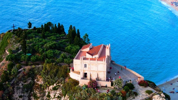 Tropea, İtalya 'nın büyüleyici turkuaz sularını, engebeli uçurumlarını ve büyüleyici bir kasaba olan Akdeniz cennetini gösteren bir fotoğrafta yakalanan büyüleyici sahil güzelliği.