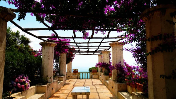 Ravello 'nun bu görüntüsüyle duyularınızı yükseltin. Amalfi Sahili 'nin yükseklerine tünemiş, ebedi güzelliğin gerçek bir İtalyan mücevheri olan nefes kesici manzaralarla buluştuğu pitoresk bir kasaba ortaya çıkarıyor.