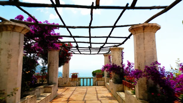 Ravello 'nun bu görüntüsüyle duyularınızı yükseltin. Amalfi Sahili 'nin yükseklerine tünemiş, ebedi güzelliğin gerçek bir İtalyan mücevheri olan nefes kesici manzaralarla buluştuğu pitoresk bir kasaba ortaya çıkarıyor.