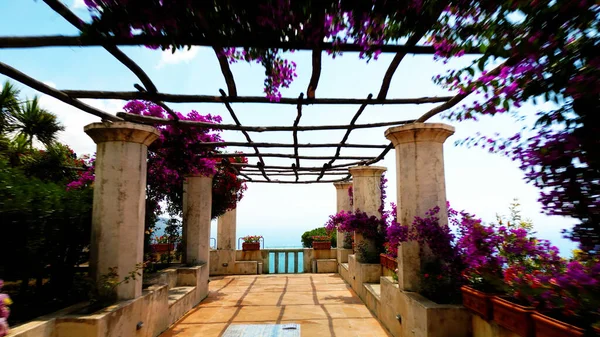 Ravello 'nun bu görüntüsüyle duyularınızı yükseltin. Amalfi Sahili 'nin yükseklerine tünemiş, ebedi güzelliğin gerçek bir İtalyan mücevheri olan nefes kesici manzaralarla buluştuğu pitoresk bir kasaba ortaya çıkarıyor.