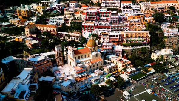 Positano 'nun kıyı cazibesinin muhteşem bir görüntüsü. Uçurumlar ve deniz örnekleri arasında kurulmuş, gök mavisi sulara karşı renkli binalar. Akdeniz cenneti.