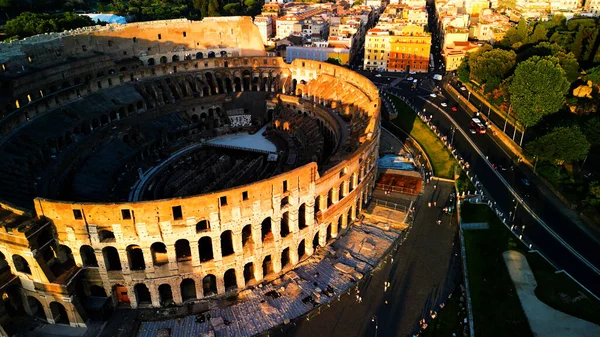 壮大な古代円形劇場コロッセオのサンセットシルエット 謎のオーラとローマの豊かな遺産を除く — ストック写真