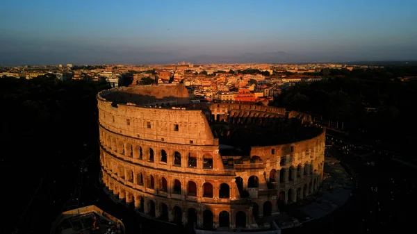 Kolezyum 'un günbatımı silueti, görkemli antik bir amfitiyatro, Roma' nın zengin mirasını gizemli bir aura ile yayıyor.