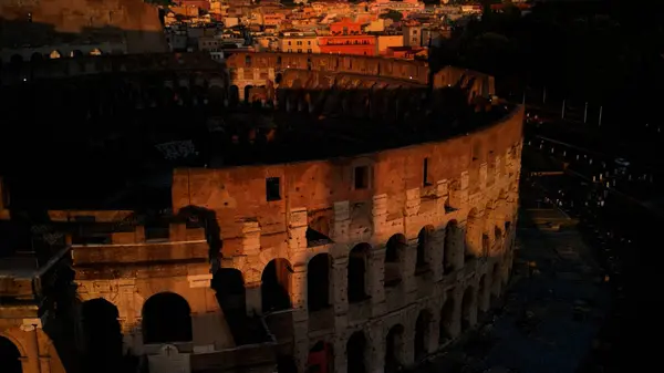 Kolezyum 'un günbatımı silueti, görkemli antik bir amfitiyatro, Roma' nın zengin mirasını gizemli bir aura ile yayıyor.