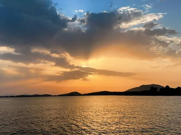 Urzekający Spokój Pojedynczej Klatce Fotografia Uchwycająca Zachód Słońca Plaży Niebo — Zdjęcie stockowe