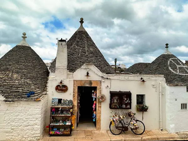 Alberobello 'nun bu fotoğrafıyla bir peri masalı dünyasına adım at. Trulli evleri, konik çatılarıyla, manzarayı güzelleştiriyor, bir sihir hissi uyandırıyor ve Güney İtalya 'nın ebedi cazibesini uyandırıyor..
