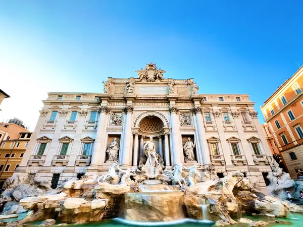 Roma 'nın zamansız ihtişamı tek bir fotoğrafta özetlendi. Antik kalıntılar, modern hayata karşı birleşerek tarihin, kültürün ve tarihin yer aldığı bir şehre bir göz atma imkanı sunuyor., 