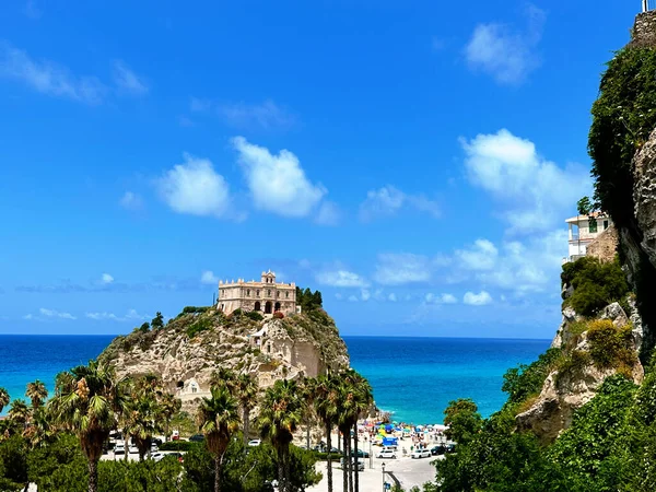 Tropea, İtalya 'nın büyüleyici turkuaz sularını, engebeli uçurumlarını ve büyüleyici bir kasaba olan Akdeniz cennetini gösteren bir fotoğrafta yakalanan büyüleyici sahil güzelliği.