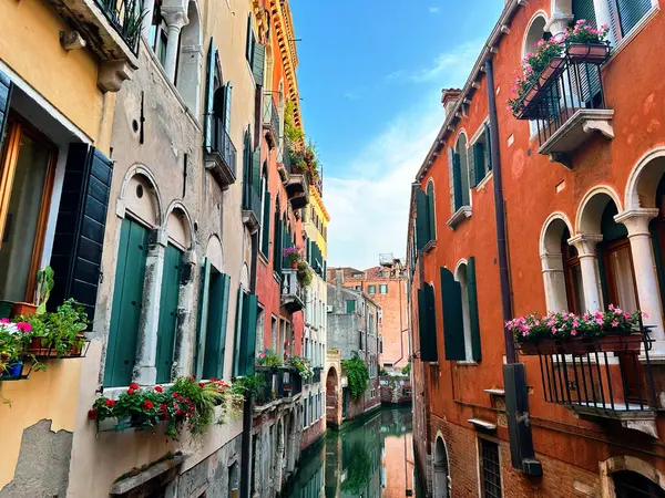 Venedik 'in büyüleyici su yollarının ve zamansız mimarisinin büyüleyici bir görüntüsü. Romantizm içinde yüzen bir şehirde gondolların kemerli köprülerin altında süzüldüğü rüya gibi bir sahne.