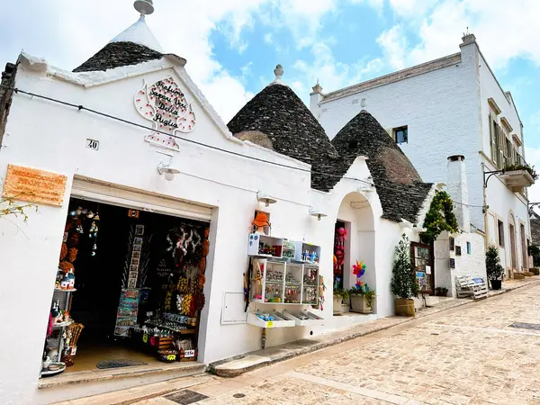 Alberobello 'nun bu fotoğrafıyla bir peri masalı dünyasına adım at. Trulli evleri, konik çatılarıyla, manzarayı güzelleştiriyor, bir sihir hissi uyandırıyor ve Güney İtalya 'nın ebedi cazibesini uyandırıyor..