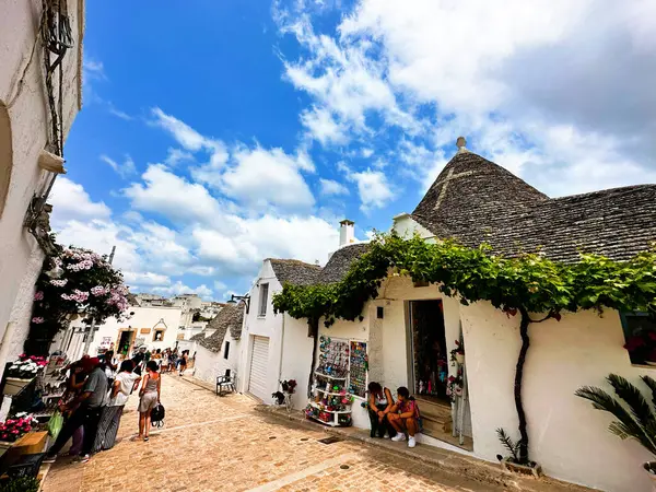 Alberobello 'nun bu fotoğrafıyla bir peri masalı dünyasına adım at. Trulli evleri, konik çatılarıyla, manzarayı güzelleştiriyor, bir sihir hissi uyandırıyor ve Güney İtalya 'nın ebedi cazibesini uyandırıyor..