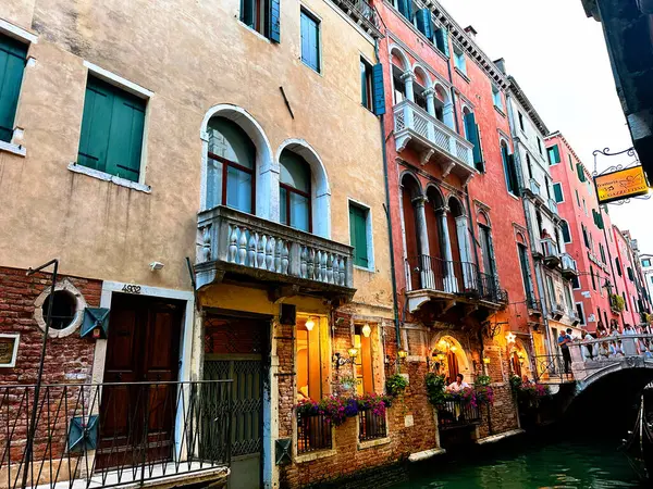 Venedik 'in büyüleyici su yollarının ve zamansız mimarisinin büyüleyici bir görüntüsü. Romantizm içinde yüzen bir şehirde gondolların kemerli köprülerin altında süzüldüğü rüya gibi bir sahne.