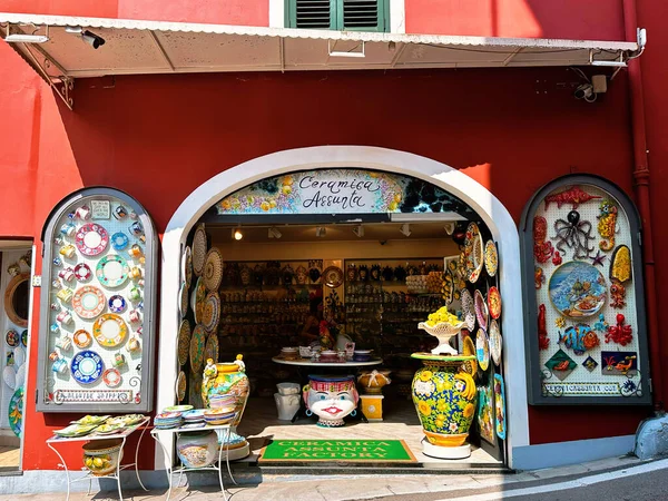 Positano 'nun kıyı cazibesinin muhteşem bir görüntüsü. Uçurumlar ve deniz örnekleri arasında kurulmuş, gök mavisi sulara karşı renkli binalar. Akdeniz cenneti.