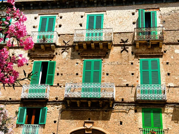 Ravello 'nun bu görüntüsüyle duyularınızı yükseltin. Amalfi Sahili 'nin yükseklerine tünemiş, ebedi güzelliğin gerçek bir İtalyan mücevheri olan nefes kesici manzaralarla buluştuğu pitoresk bir kasaba ortaya çıkarıyor.