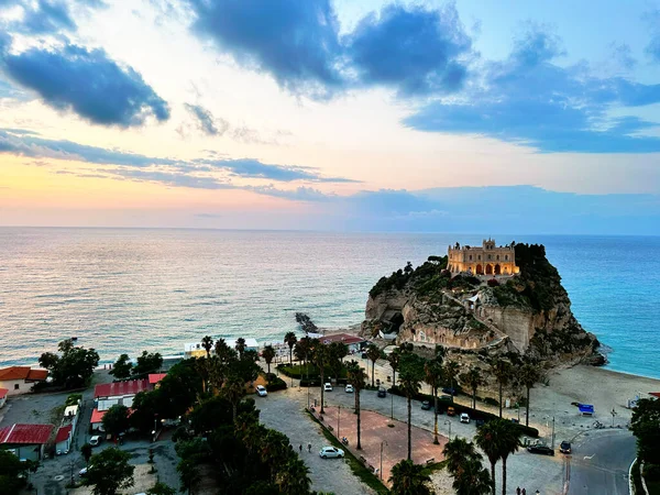 Tropea, İtalya 'nın büyüleyici turkuaz sularını, engebeli uçurumlarını ve büyüleyici bir kasaba olan Akdeniz cennetini gösteren bir fotoğrafta yakalanan büyüleyici sahil güzelliği.