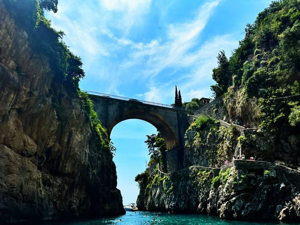 Furore bu fotoğrafta Furore 'un gizli güzelliğini ortaya çıkarıyor. Fiyort benzeri dramatik kıyı şeridi ve kayalıklara yapışan canlı evler bu İtalyan köyünün nefes kesici benzersizliğine bir bakış sunuyor.