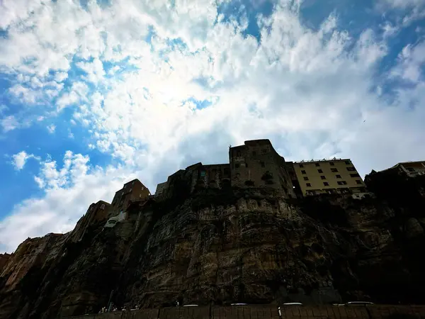Tropea, İtalya 'nın büyüleyici turkuaz sularını, engebeli uçurumlarını ve büyüleyici bir kasaba olan Akdeniz cennetini gösteren bir fotoğrafta yakalanan büyüleyici sahil güzelliği.
