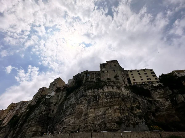 Tropea, İtalya 'nın büyüleyici turkuaz sularını, engebeli uçurumlarını ve büyüleyici bir kasaba olan Akdeniz cennetini gösteren bir fotoğrafta yakalanan büyüleyici sahil güzelliği.