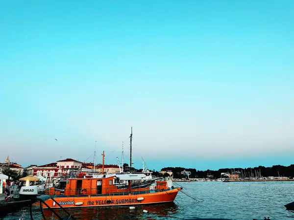 Tek bir karede büyüleyici bir dinginlik, plajda gün batımını yakalayan bir fotoğraf. Gökyüzü sıcacık renklerle parıldıyor. Huzurlu kıyı şeridiyle buluşuyor. Saf bir doğal güzellik ve yansıma anı yaratıyor.