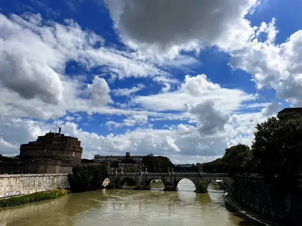 Roma 'nın zamansız ihtişamı tek bir fotoğrafta özetlendi. Antik kalıntılar, modern hayata karşı birleşerek tarihin, kültürün ve tarihin yer aldığı bir şehre bir göz atma imkanı sunuyor., 