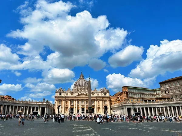 Aziz Peter Bazilikası ve Meydanı 'nın yer aldığı Vatikan şehrinin ikonik manzarası, tarihin ve inancın ebedi sembolü olan altın güneş ışığının tadını çıkarıyor.