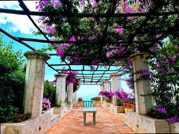 Ravello 'nun bu görüntüsüyle duyularınızı yükseltin. Amalfi Sahili 'nin yükseklerine tünemiş, ebedi güzelliğin gerçek bir İtalyan mücevheri olan nefes kesici manzaralarla buluştuğu pitoresk bir kasaba ortaya çıkarıyor.