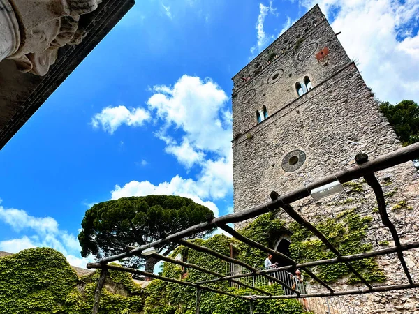 Ravello 'nun bu görüntüsüyle duyularınızı yükseltin. Amalfi Sahili 'nin yükseklerine tünemiş, ebedi güzelliğin gerçek bir İtalyan mücevheri olan nefes kesici manzaralarla buluştuğu pitoresk bir kasaba ortaya çıkarıyor.
