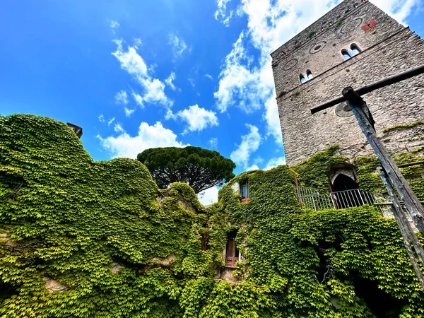 Ravello 'nun bu görüntüsüyle duyularınızı yükseltin. Amalfi Sahili 'nin yükseklerine tünemiş, ebedi güzelliğin gerçek bir İtalyan mücevheri olan nefes kesici manzaralarla buluştuğu pitoresk bir kasaba ortaya çıkarıyor.