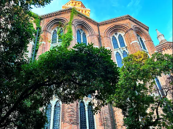 Venedik 'in büyüleyici su yollarının ve zamansız mimarisinin büyüleyici bir görüntüsü. Romantizm içinde yüzen bir şehirde gondolların kemerli köprülerin altında süzüldüğü rüya gibi bir sahne.