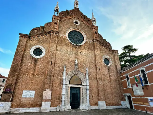 Venedik 'in büyüleyici su yollarının ve zamansız mimarisinin büyüleyici bir görüntüsü. Romantizm içinde yüzen bir şehirde gondolların kemerli köprülerin altında süzüldüğü rüya gibi bir sahne.