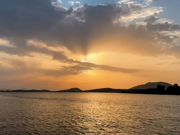 Tek bir karede büyüleyici bir dinginlik, plajda gün batımını yakalayan bir fotoğraf. Gökyüzü sıcacık renklerle parıldıyor. Huzurlu kıyı şeridiyle buluşuyor. Saf bir doğal güzellik ve yansıma anı yaratıyor.