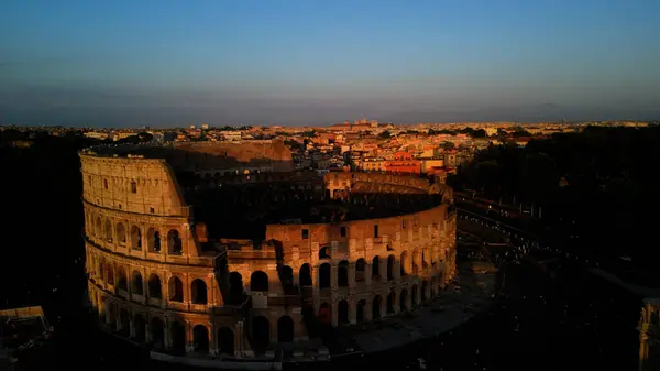 Kolezyum 'un günbatımı silueti, görkemli antik bir amfitiyatro, Roma' nın zengin mirasını gizemli bir aura ile yayıyor.