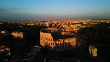 Kolezyum 'un günbatımı silueti, görkemli antik bir amfitiyatro, Roma' nın zengin mirasını gizemli bir aura ile yayıyor. 