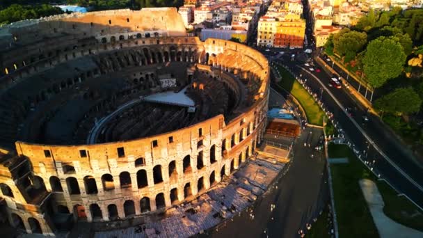 壮大な古代円形劇場コロッセオのサンセットシルエット 謎のオーラとローマの豊かな遺産を除く — ストック動画