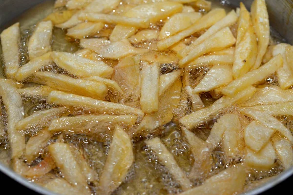Close Van Patat Aardappelen Bakken Kokende Hete Olie Een Frituurpan — Stockfoto