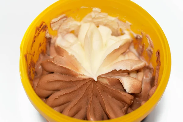 Вибірковий Фокус Ванілі Шоколадного Морозива Пластиковій Мисці Ізольовані Білому Тлі — стокове фото