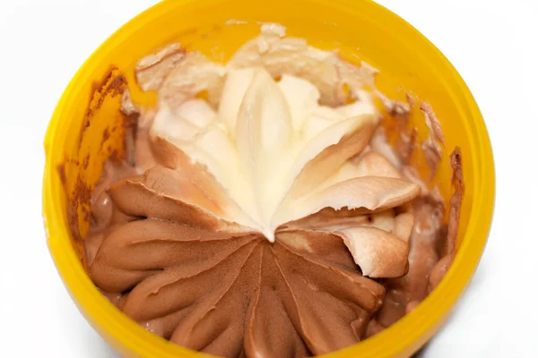白い背景に隔離され 提供される準備ができているプラスチック製のボウルにバニラとチョコレートのアイスクリームの選択的な焦点は 黄色の容器で 花の形で混合バニラとチョコレートのアイスクリーム — ストック写真