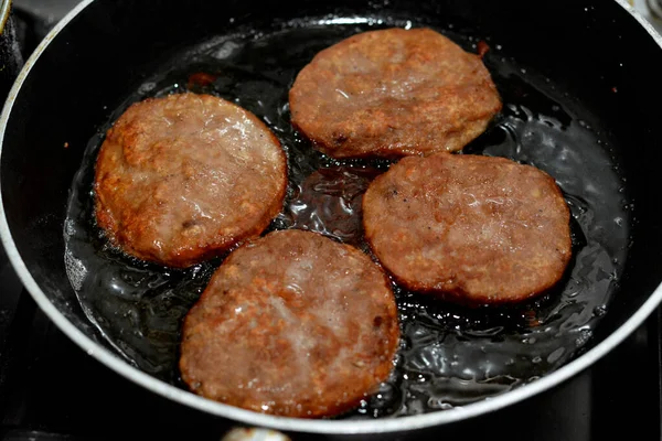 Zbliżenie Kawałki Pikantnej Smażonej Wołowiny Burger Gotowane Wrzącym Płytkim Oleju — Zdjęcie stockowe