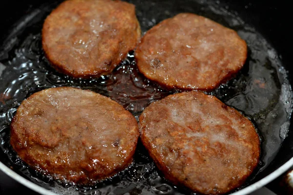Zbliżenie Kawałki Pikantnej Smażonej Wołowiny Burger Gotowane Wrzącym Płytkim Oleju — Zdjęcie stockowe
